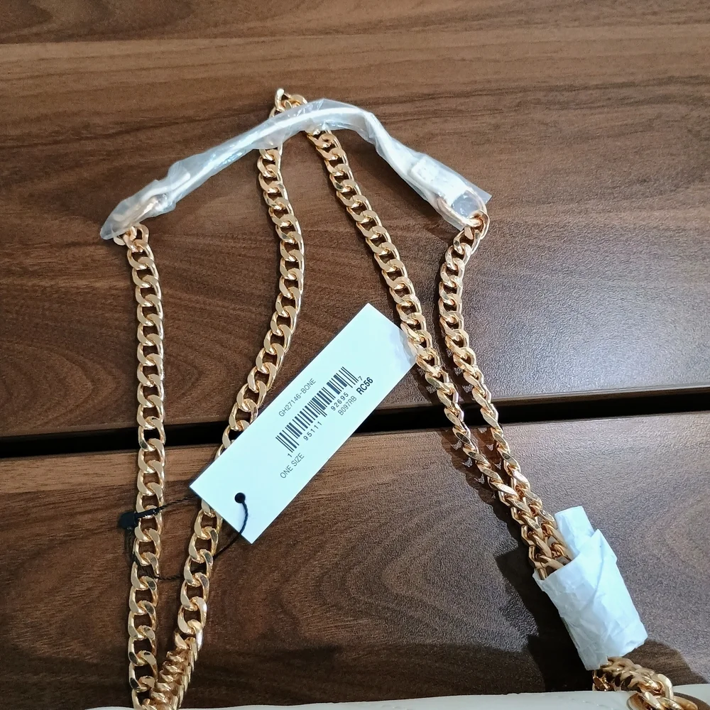 Chic Quilted White Soft Vegan Leather Shoulder Bag with Gold Chain - Picture 3 of 6